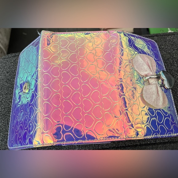Holographic Wallet with Hearts and a Bow - Picture 4 of 4